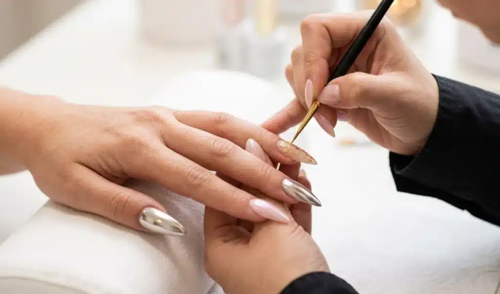 Apprendre le nail art tendance 2025 — formatrice en train de décorer des ongles stiletto, chrome et glazed donut, La Formaterie Croissy-Beaubourg